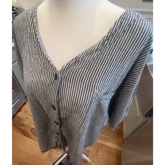 Time & Tru Gray & White Striped Button Up Top - 2XL - Picture 3 of 6